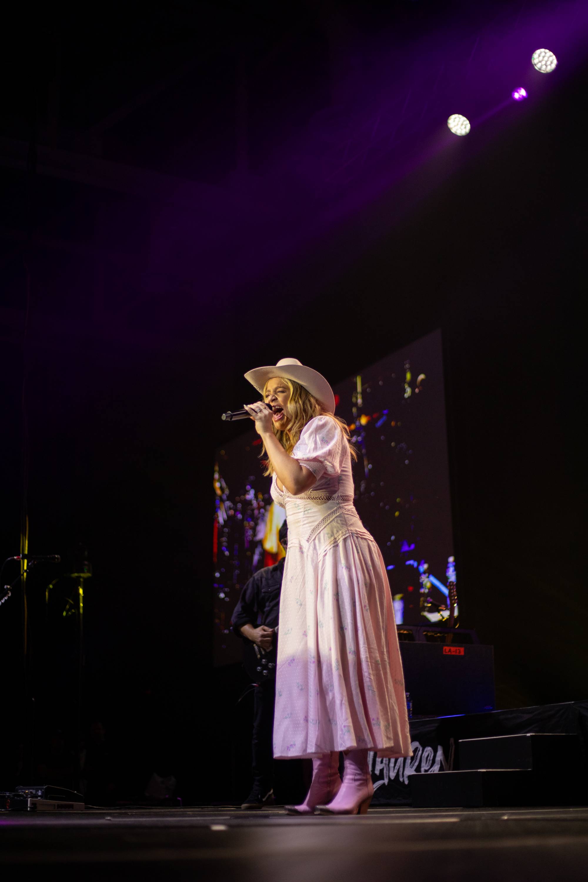 lauren alaina singing at gvsu spring concert